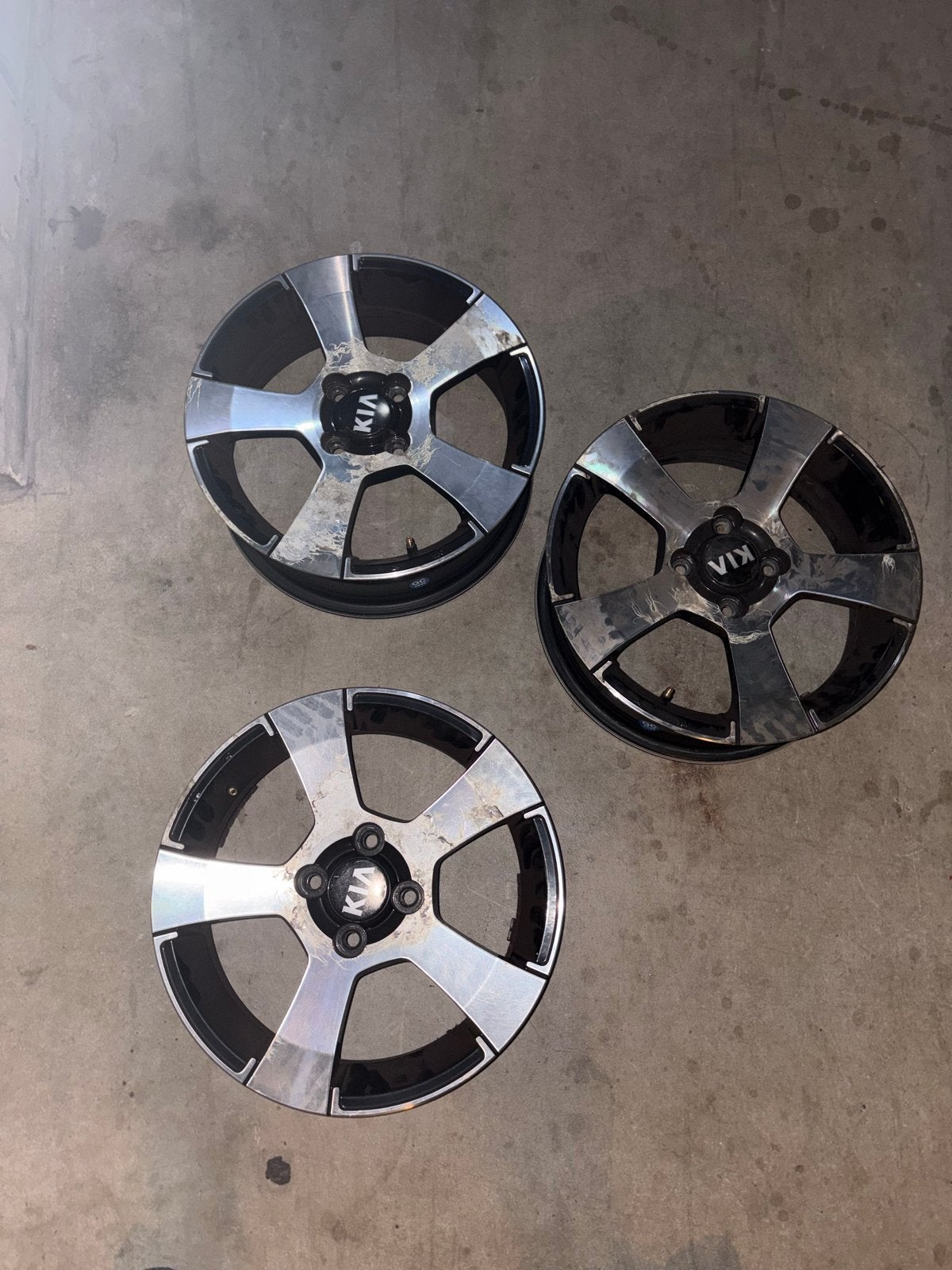 Kia Rio 15 inch lichtmetalen velgen (beschadigd) met 1 band, Auto diversen, Wieldoppen, Ophalen, Gebruikt