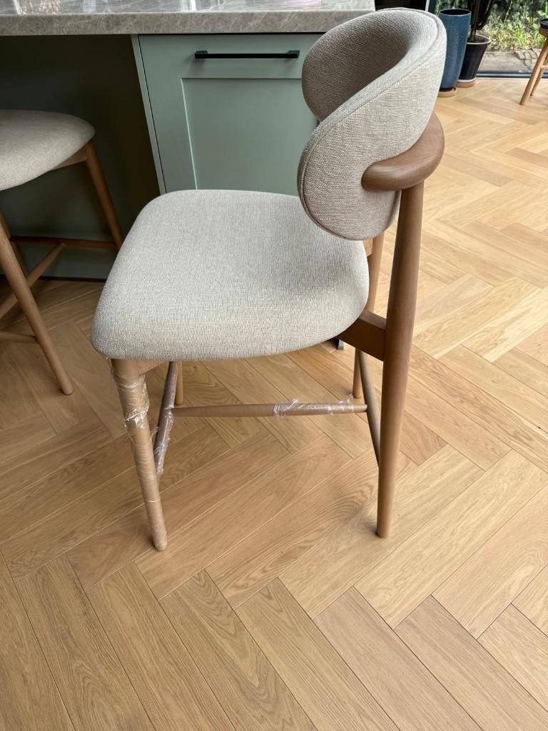 Nieuwe Barkruk Massief Hout met Getextureerde Greige Zitting, Huis en Inrichting, Barkrukken, Ophalen, 60 tot 90 cm, Nieuw, 1 kruk