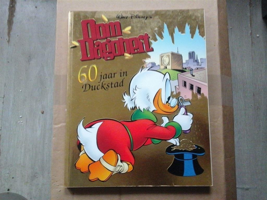 ns5-oom dagobert 60 jaar in duckstad-uitstekende staat, Boeken, Stripboeken, Eén stripboek, Ophalen of Verzenden, Zo goed als nieuw