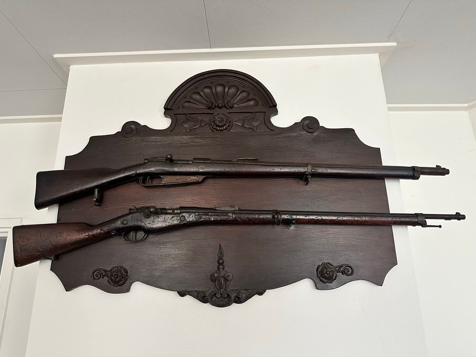 Groot houten wapenrek / wandrek met 4 metalen steunen, Antiek en Kunst, Ophalen of Verzenden
