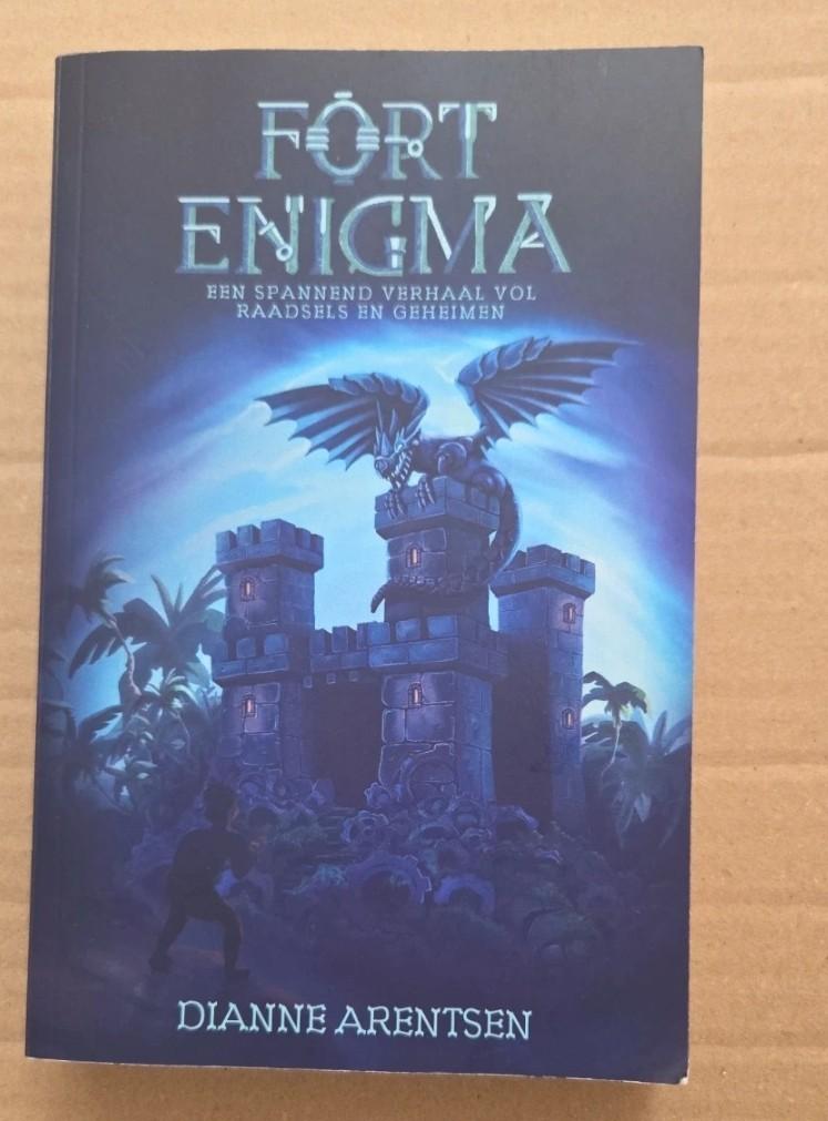 Fort Enigma - Een spannend verhaal vol raadsels, Ophalen of Verzenden, Zo goed als nieuw, Dianne Arentsen, Fictie algemeen