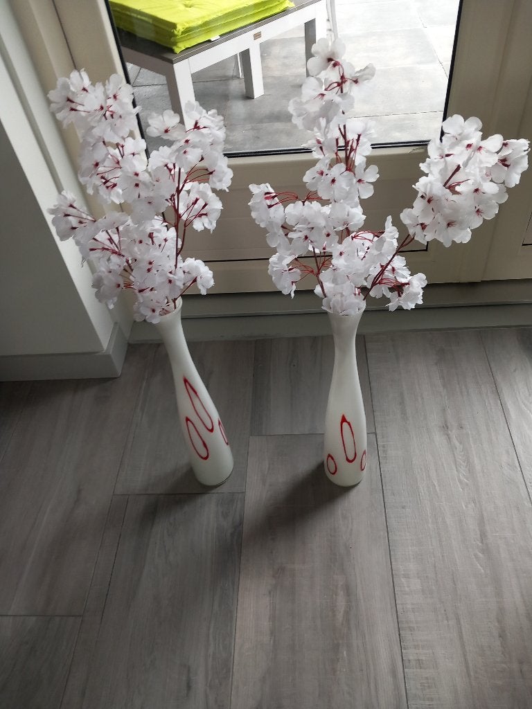 2 MOOIE GROTE WIT MET ROOD VAZEN MET DECORATIE VAN HEERDINK, Huis en Inrichting, Woonaccessoires | Vazen, Overige kleuren, Inclusief decoratie