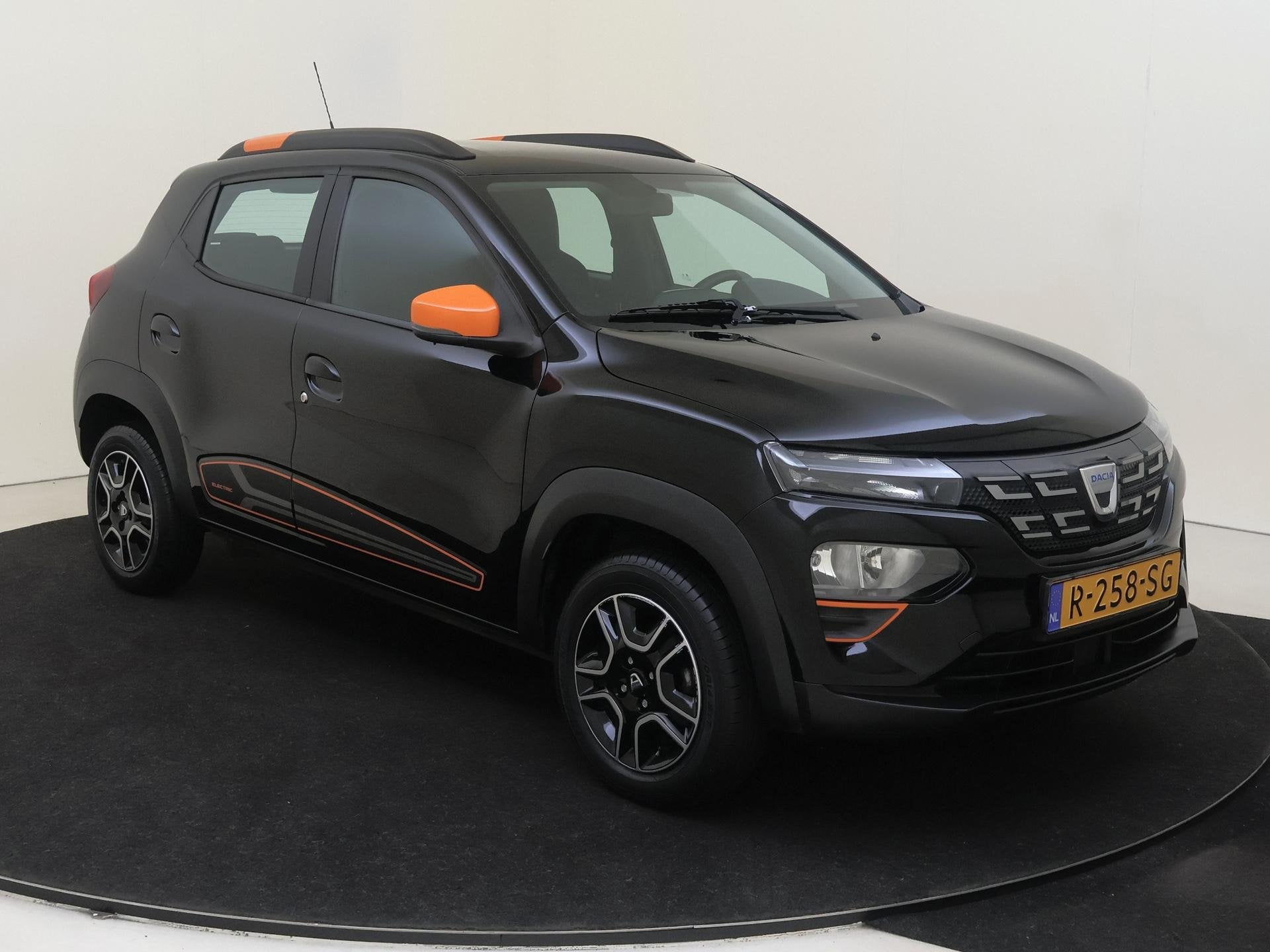 Dacia Spring Comfort Plus 27 kWh | Leder | bluetooth | airco, Auto's, Gebruikt, Leder en Stof, Zwart, Te koop