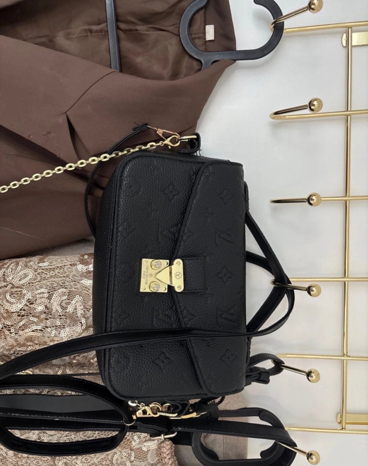 Stijlvol zwart tasje met gouden details, Sieraden, Tassen en Uiterlijk, Ophalen of Verzenden, Zo goed als nieuw, Zwart, Avondtasje
