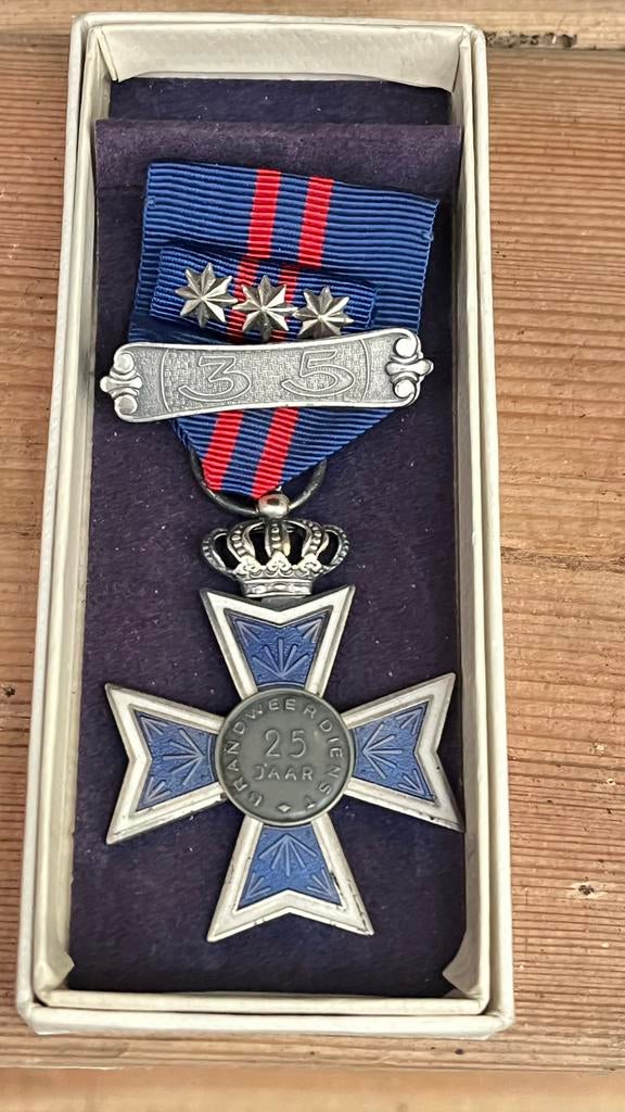 TROUWE DIENST MEDAILLE KRUIS 25 JAAR MET GESP 30 EN BATON, Ophalen of Verzenden, Nederland, Lintje, Medaille of Wings