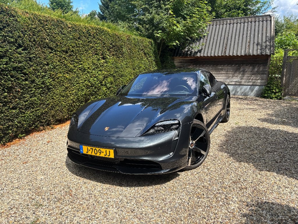 Porsche Taycan 4S Performance Plus 84kWh 94% NP € 175.828, Auto's, Porsche, Zwart, 2000 kg, Parkeerassistent, Elektrisch