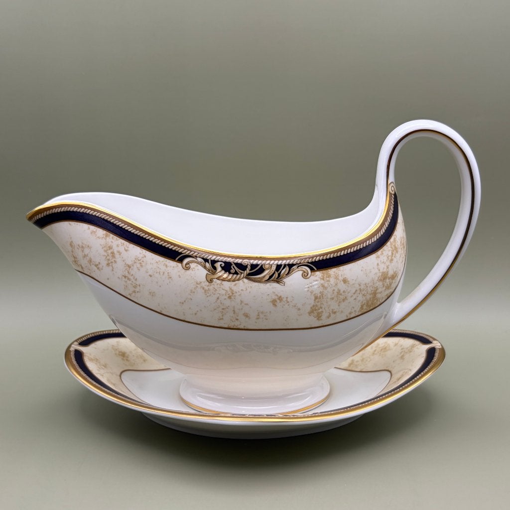 Wedgwood Cornucopia Sauskom met Schotel, Wedgwood, Onbekend, Ophalen of Verzenden, Zo goed als nieuw