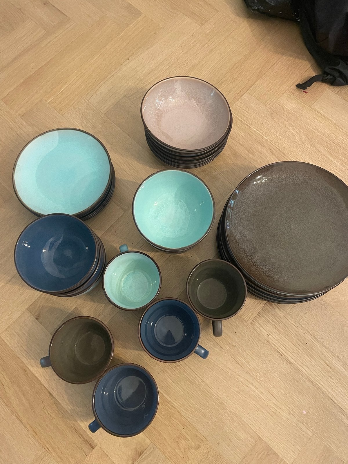 Servies set: borden, kommen en mokken in diverse kleuren, Huis en Inrichting, Keuken | Servies, Ophalen, Gebruikt, Overige merken