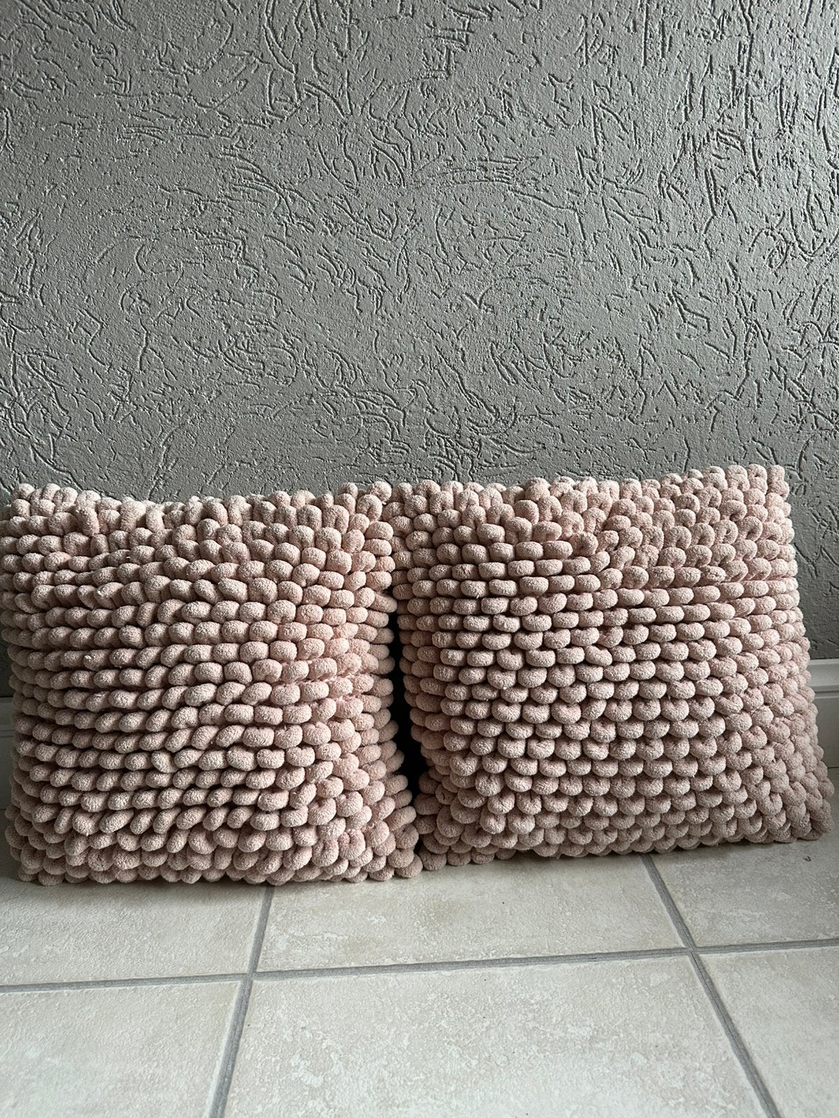 Bobble sierkussens, Huis en Inrichting, Woonaccessoires | Kussens, Ophalen of Verzenden, Zo goed als nieuw, Roze, Vierkant