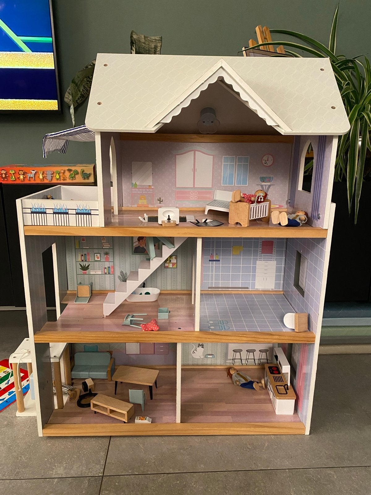 Groot houten poppenhuis met meubels, deurbel en lampje, Ophalen, Gebruikt, Poppenhuis