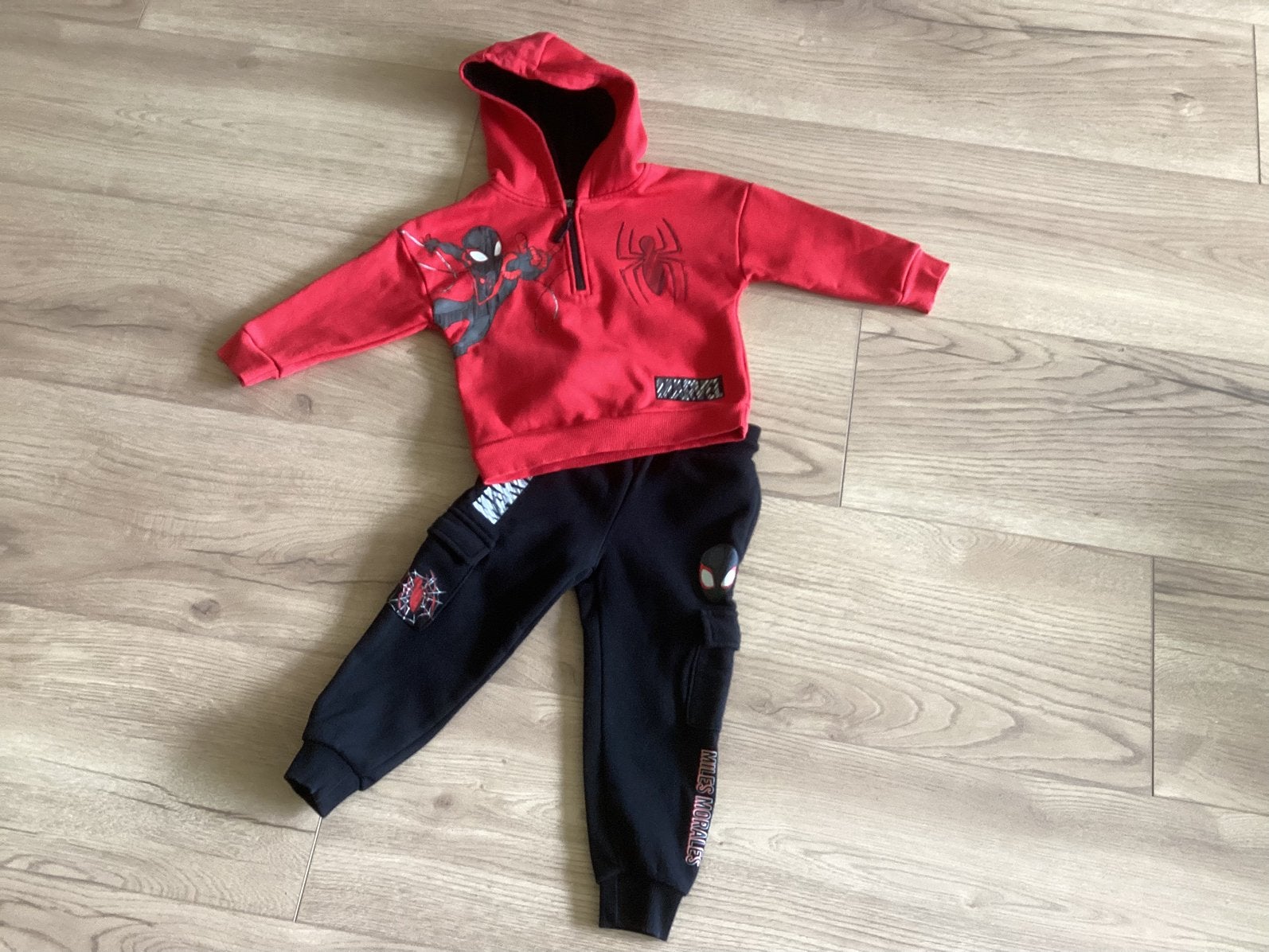 Spiderman joggingbroek en hoodie maat 98, Kinderen en Baby's, Kinderkleding | Maat 98, Ophalen of Verzenden, Zo goed als nieuw