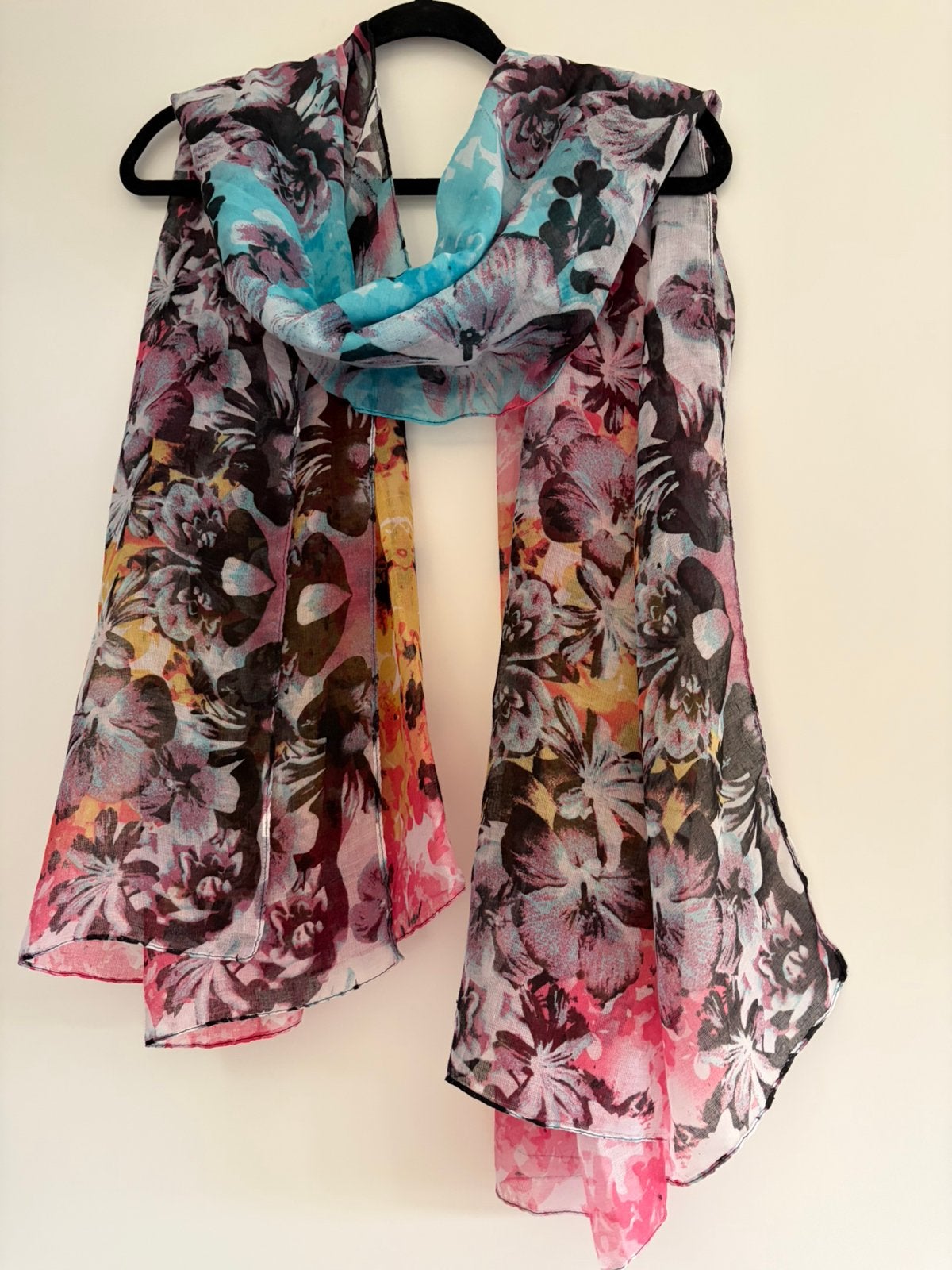Mooie nieuwe veelkleurige sjaal. 2.00-1.10 m, Kleding | Dames, Ophalen of Verzenden, Nieuw, Maat 46/48 (XL) of groter, Sjaal