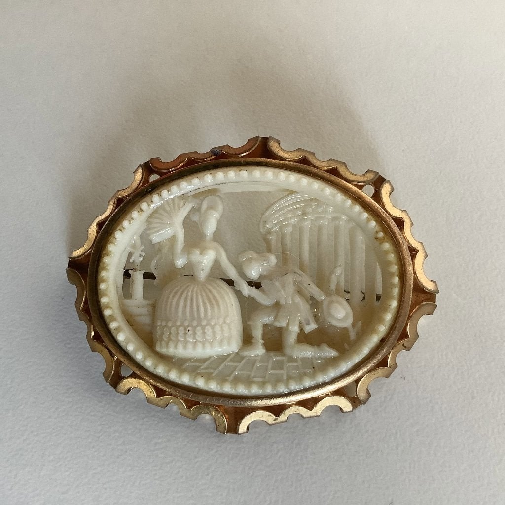 Vintage celluloid broche met romantisch koppel, Sieraden, Tassen en Uiterlijk, Broches, 4 tot 7 cm, Koper, Overige kleuren, Ophalen of Verzenden