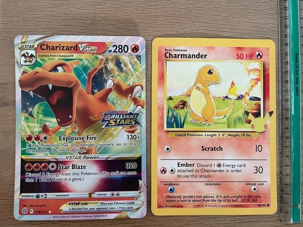 Jumbo Pokémon kaarten - Charmander celebrations en Charizard, Ophalen of Verzenden, Zo goed als nieuw, Meerdere kaarten, Foil