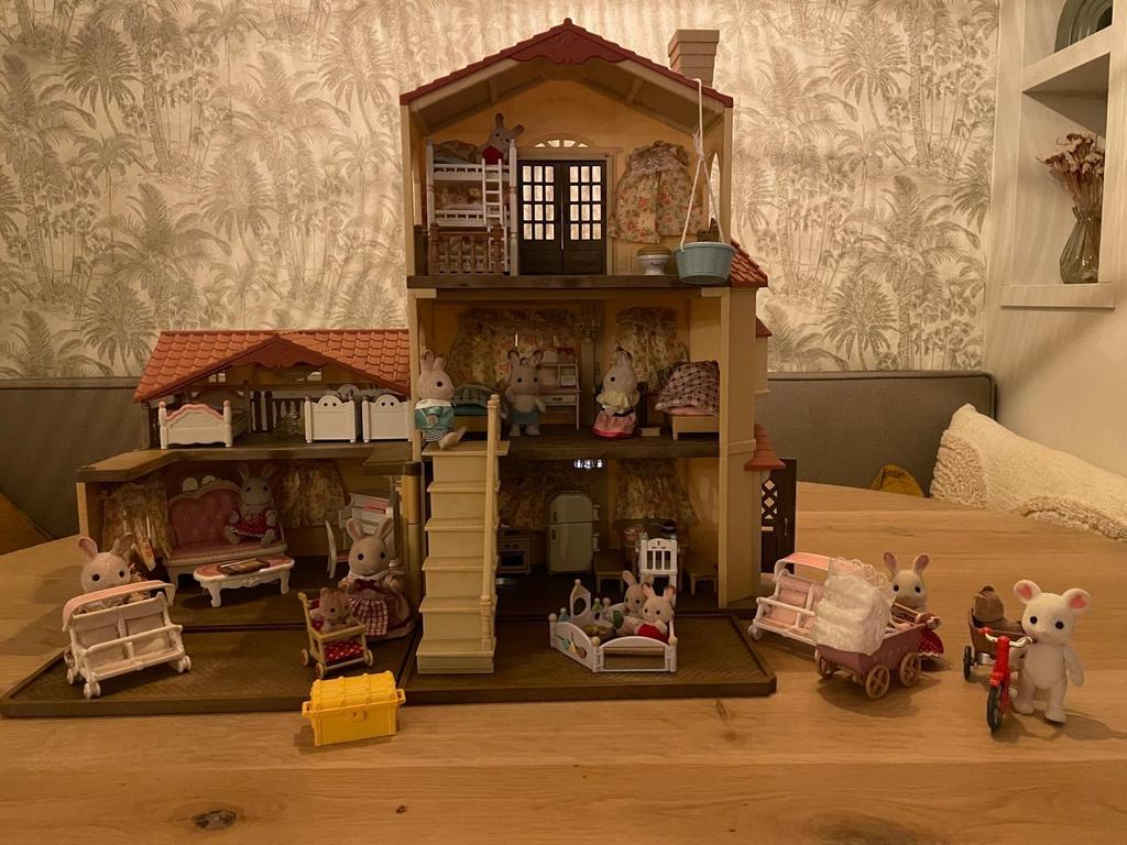 Sylvanian Families huis met veel meubels en poppetjes, Ophalen of Verzenden, Gebruikt, Jongen of Meisje