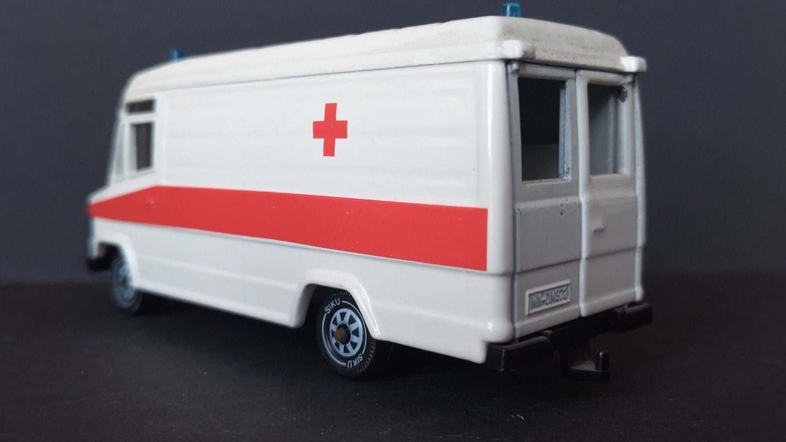 Mercedes Benz 809 D Ambulance 1:55 Siku 2011 Pol, Verzenden, Zo goed als nieuw, Bus of Vrachtwagen, Sieper