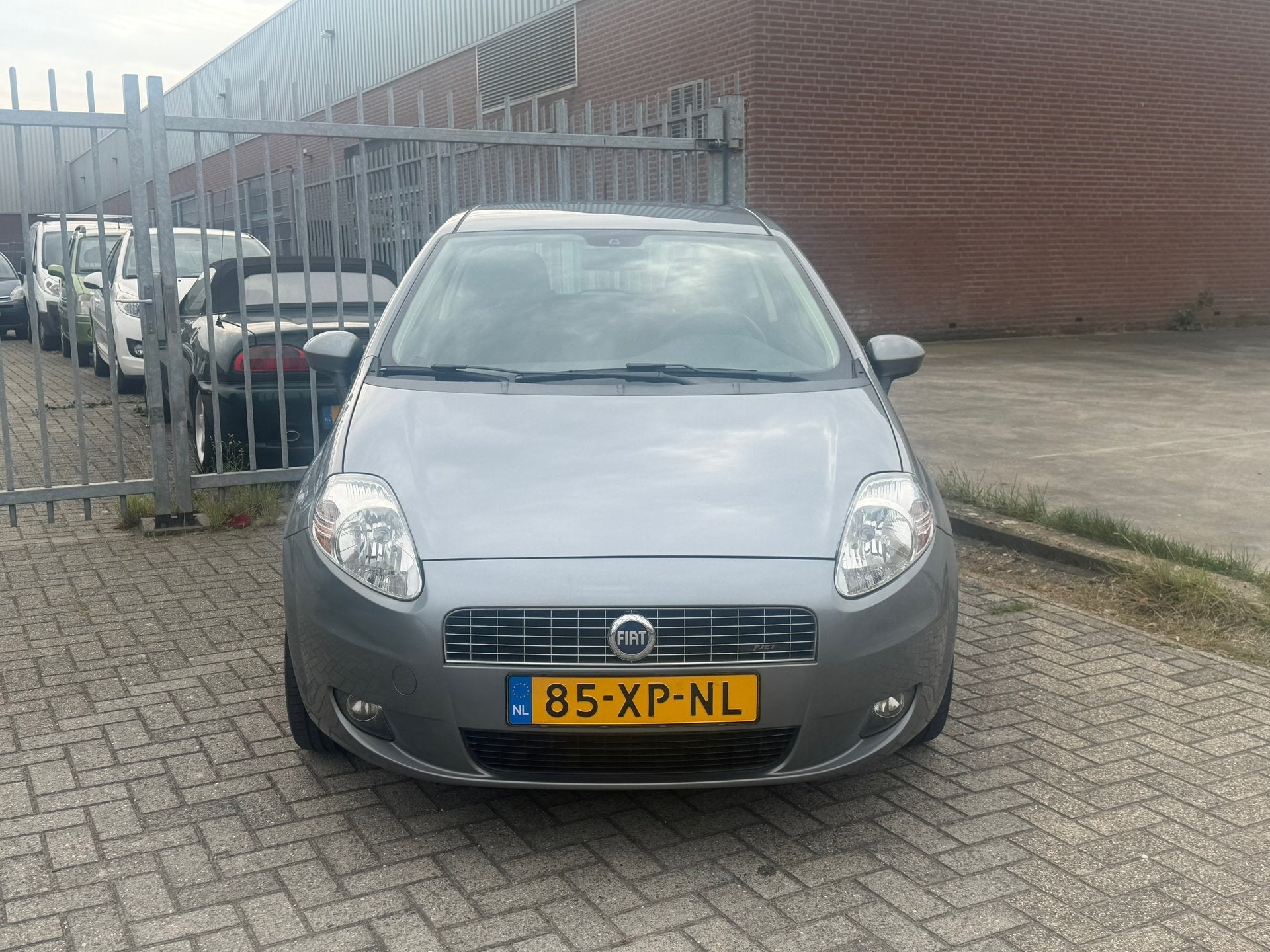 Fiat Grande Punto 1.4-16V Sport 120PK NL AUTO NAP! NIEUW DIS, Voorwielaandrijving, Dealer onderhouden, Gebruikt, Zwart