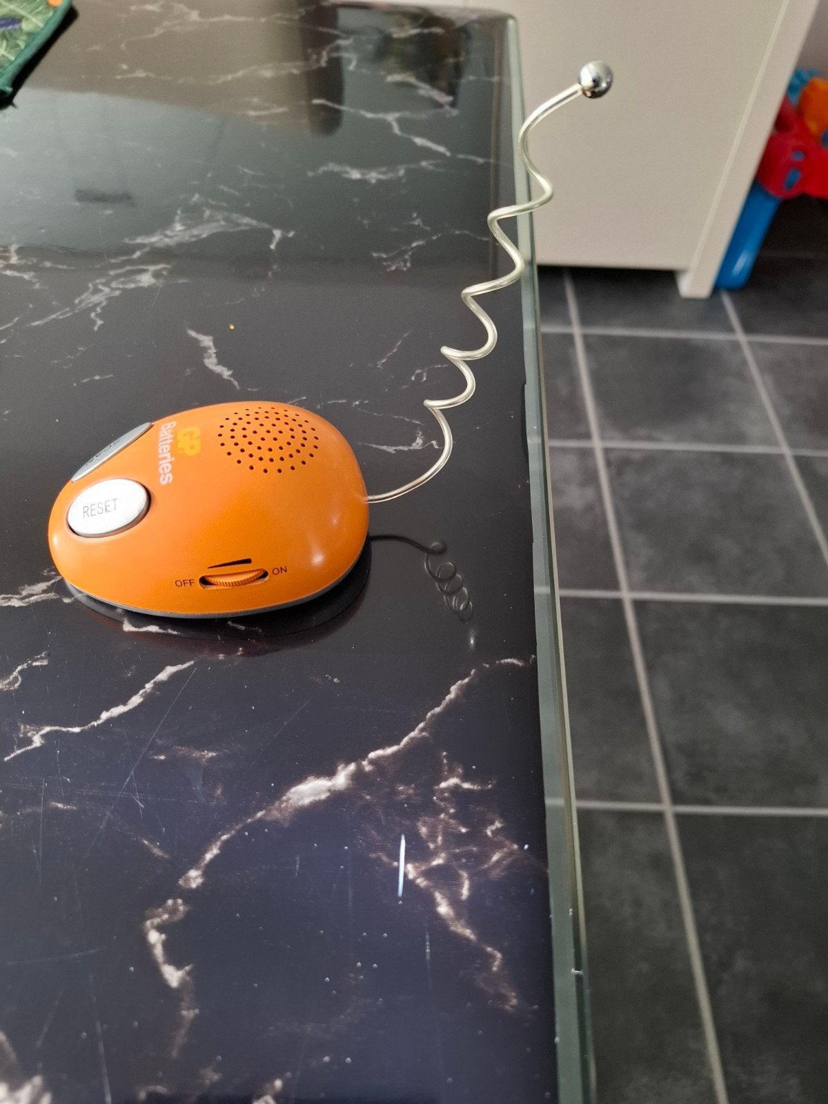 Compacte Oranje Mini Radio met Antenne, Audio, Tv en Foto, Radio's, Ophalen of Verzenden, Gebruikt, Radio
