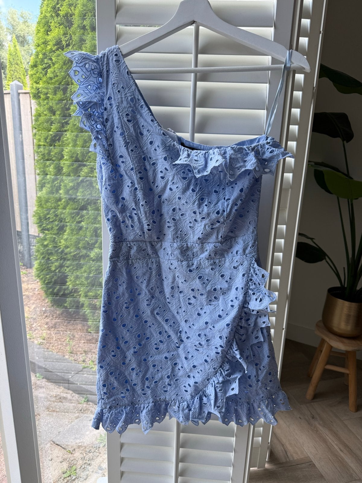 Nikkie one shoulder lichtblauwe jurk maat S, Kleding | Dames, Jurken, Blauw, Ophalen of Verzenden, Zo goed als nieuw, Maat 36 (S)