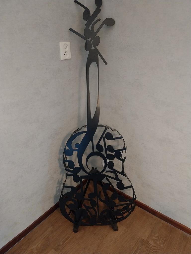 Gitaar van ijzer uit muzieknoten, Ophalen