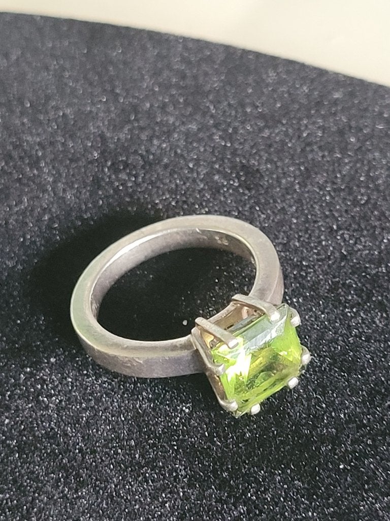 Pierre Cardin ring with peridot ston, Ophalen of Verzenden, Zo goed als nieuw, 17 tot 18, Dame