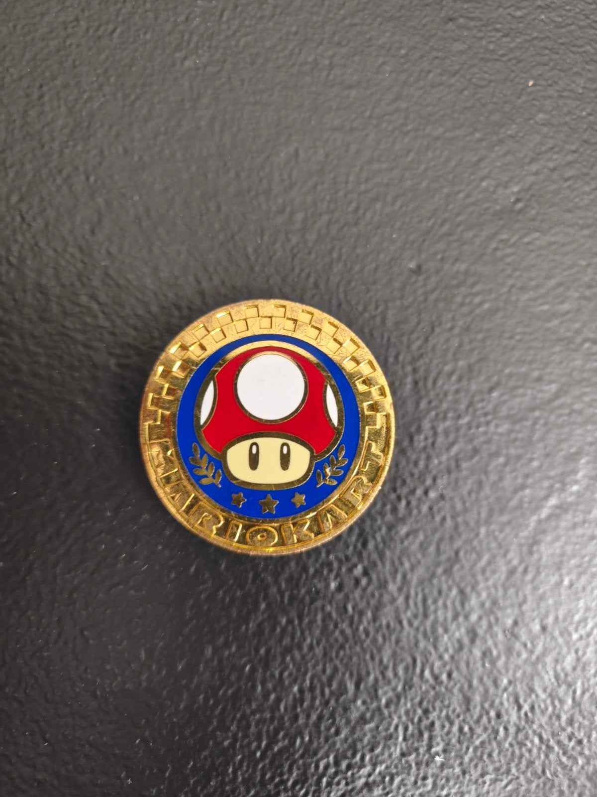 Zeldzame 2018 Nintendo Super Mario Kart Gold promo munt, Verzamelen, Ophalen, Landmacht, Amerika, Embleem of Badge