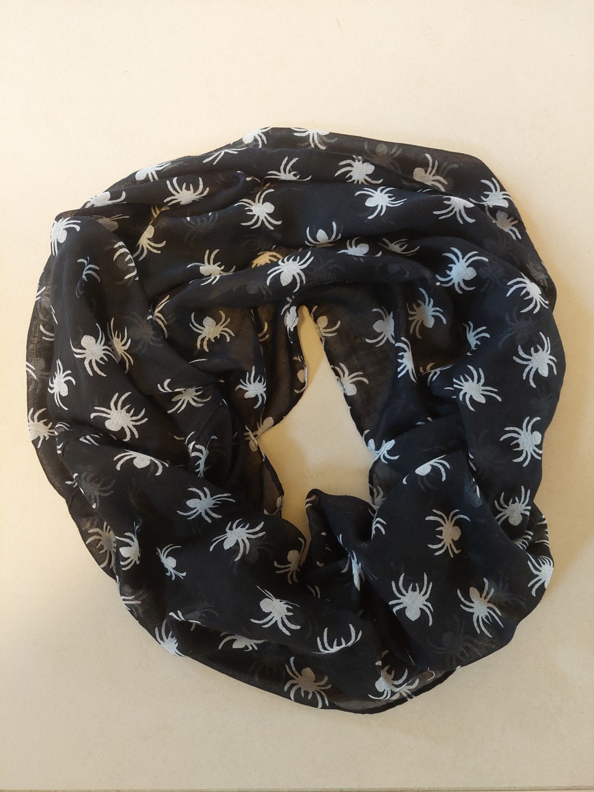 NIEUW! Halloween col met spinnetjes, Kinderen en Baby's, Ophalen of Verzenden, Nieuw, Jongen of Meisje, Sjaal