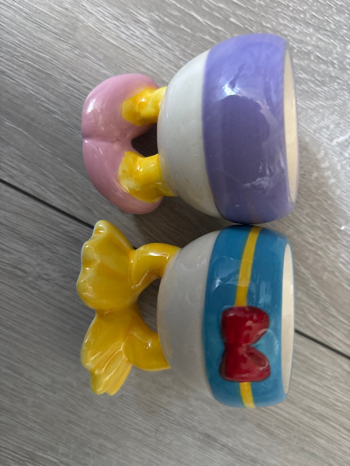 Donald en Katrien Duck eierdopjes - Set van 2, Huis en Inrichting, Ophalen of Verzenden, Gebruikt, Meerkleurig, Steen/keramiek
