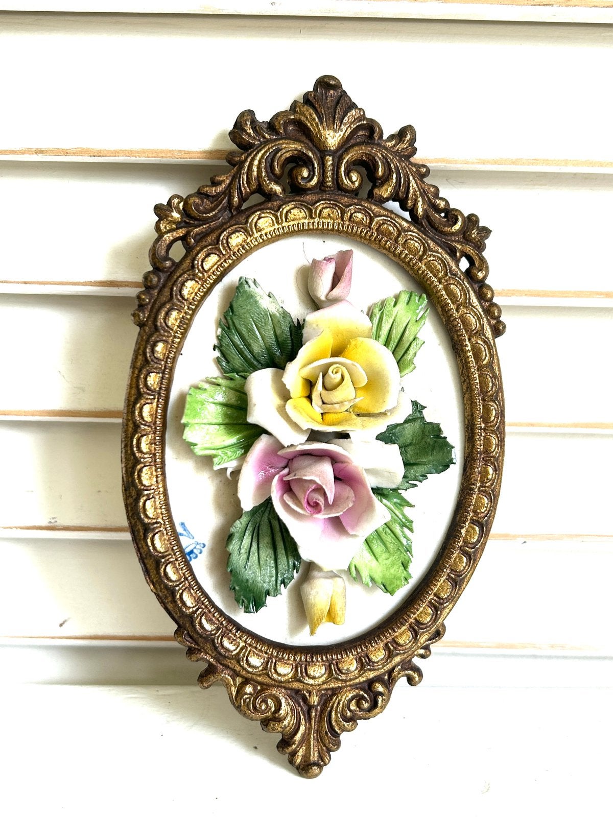 Vintage koper schilderijtje met porseleinen bloemen 13 cm, Ophalen