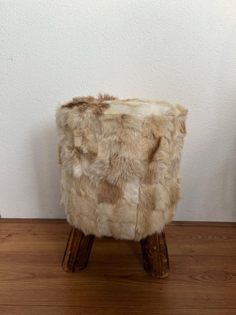 Krukje met bont en houten poten, Minder dan 50 cm, Gebruikt, Rond, Ophalen of Verzenden