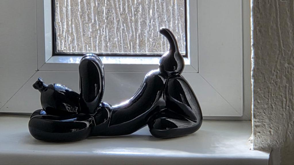 Zwarte ballonhond sculptuur - Modern decoratief beeld, Ophalen of Verzenden
