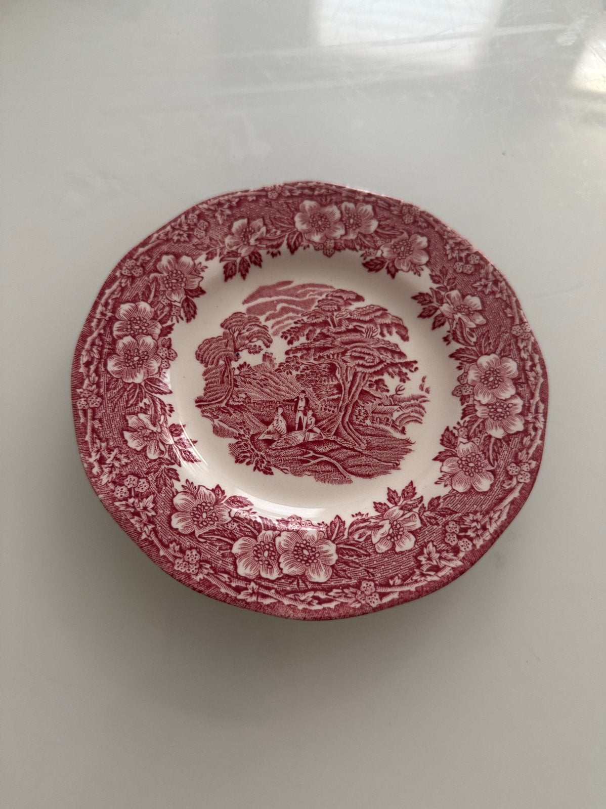 Vintage Staffordshire bord - rood/wit decor, Antiek en Kunst, Ophalen of Verzenden