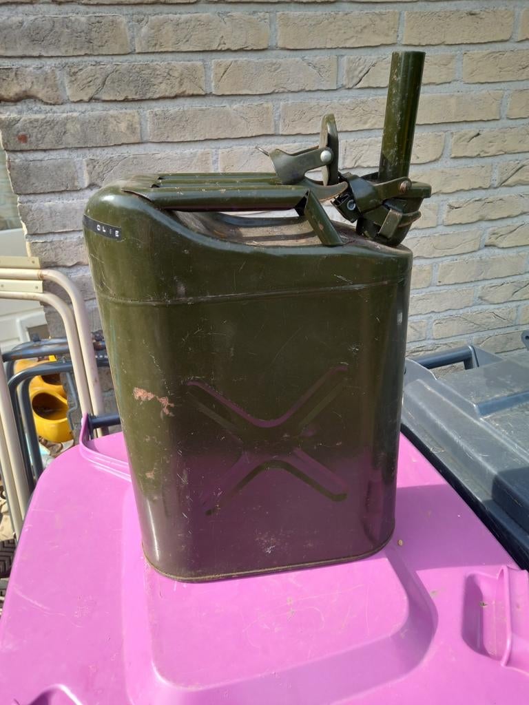 Vintage jerrycan met kruis, Ophalen of Verzenden