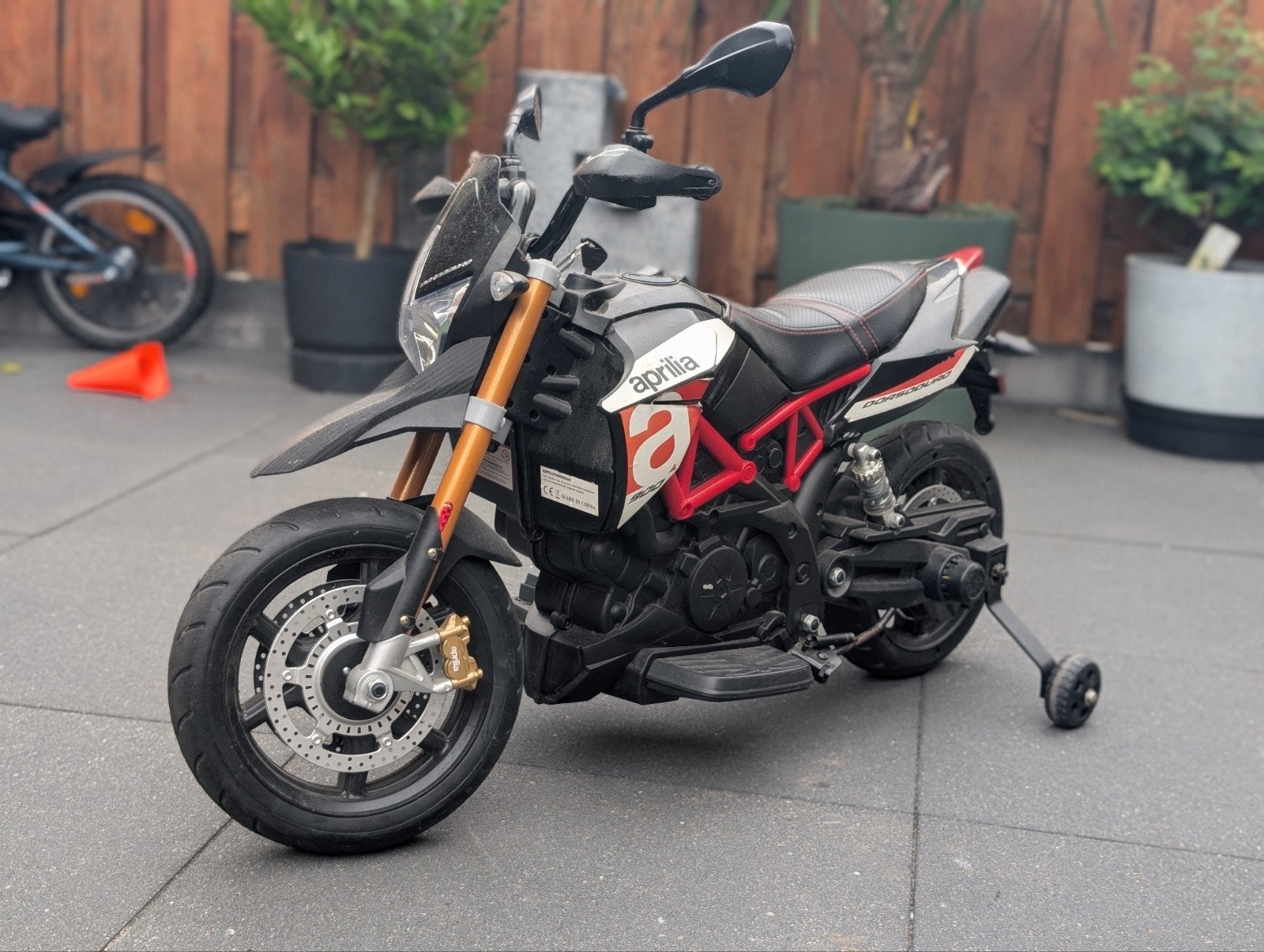 Aprilia kindermotor met zijwieltjes en oplader, Ophalen, Gebruikt