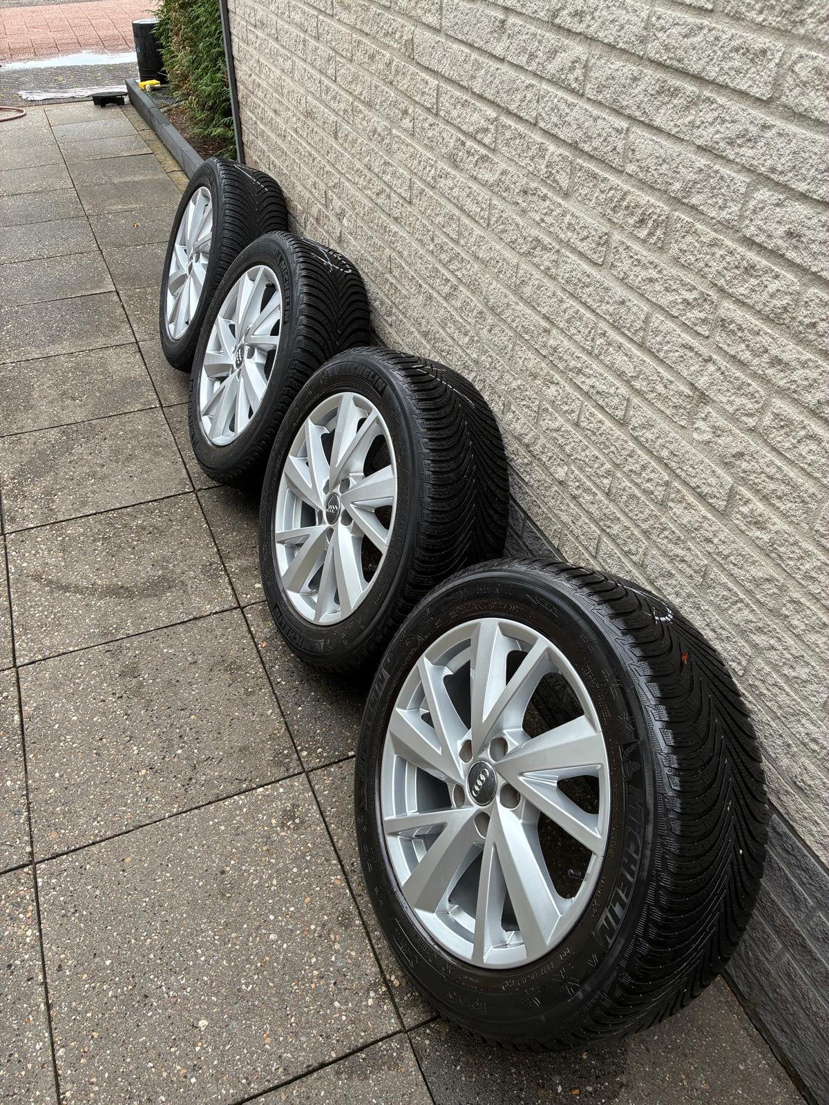 Originele Audi lichtmetalen velgen 17” met winterbanden, Auto-onderdelen, Ophalen, 215 mm, Banden en Velgen, 17 inch