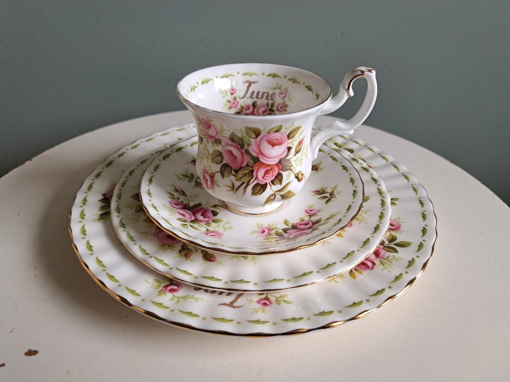 Royal Albert Flower of the Month June Roses 4-delig gaaf, Verzamelen, Porselein, Kristal en Bestek, Ophalen, Zo goed als nieuw