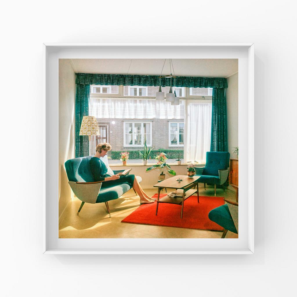 Lezende dame in het zonnetje – Nederland, 1961, Ophalen of Verzenden, Voor 1940, Overige onderwerpen