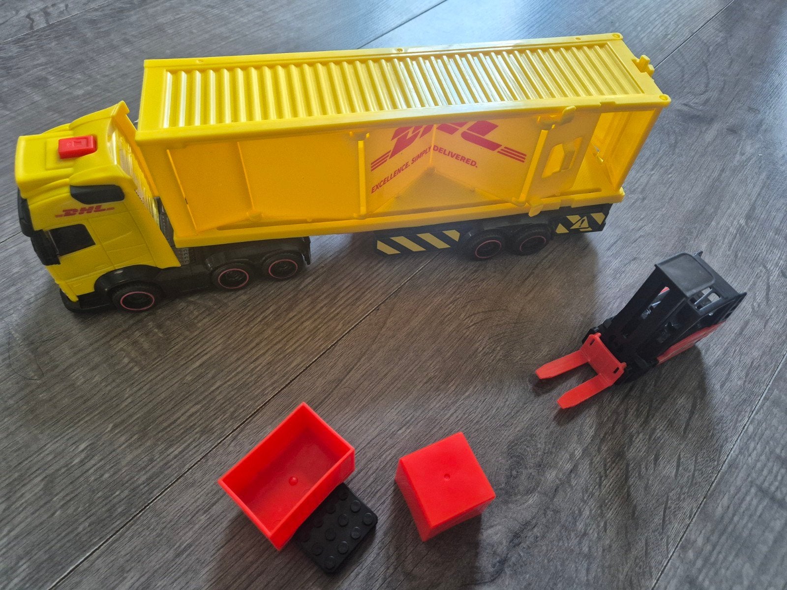 Dhl vrachtwagen met heftruck, Ophalen of Verzenden, Bus of Vrachtwagen, Overige merken