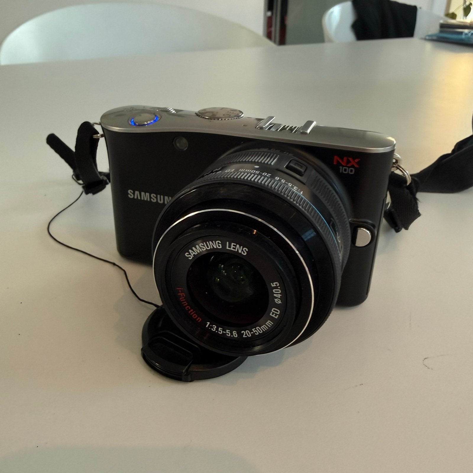 Samsung NX100 systeemcamera met lens, flitser en accessoires, Gebruikt, Oplader, Ophalen of Verzenden, Samsung