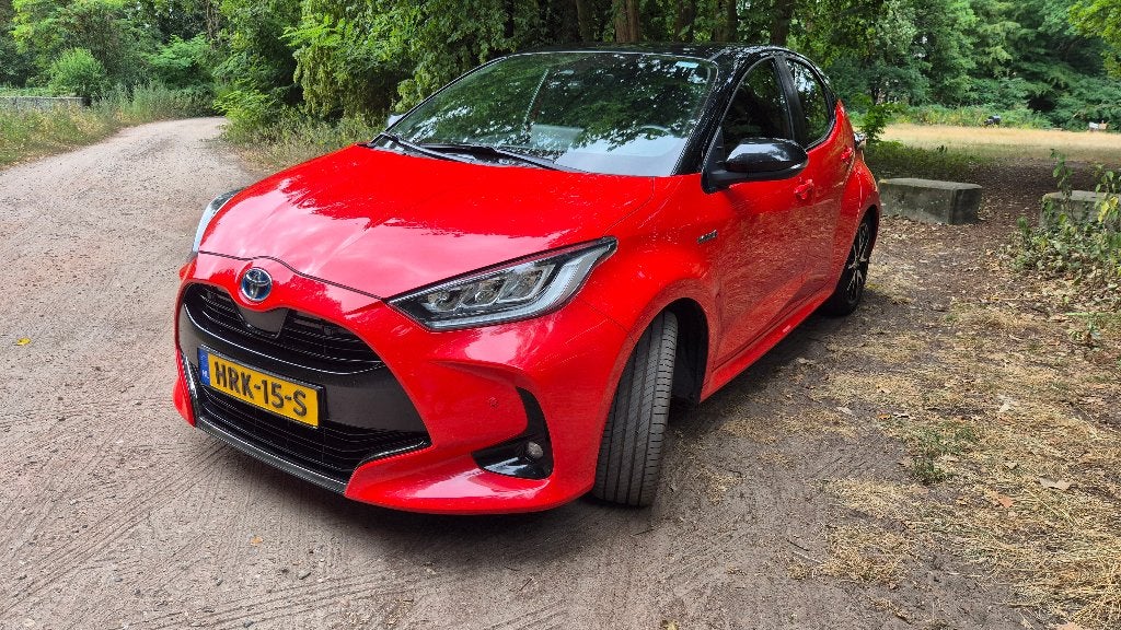 Toyota Yaris 1.5 Hybrid 116pk CVT 2021 Rood Launch edition, 450 kg, Zwart, 1490 cc, Bedrijf