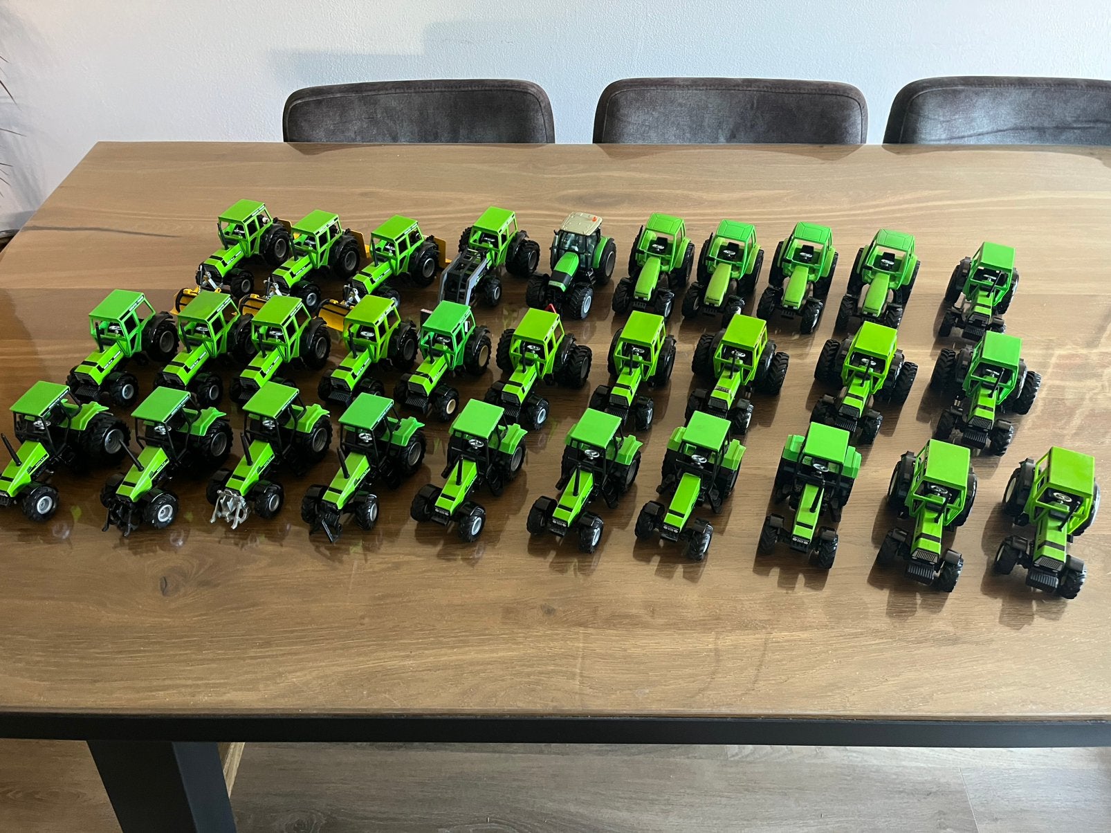 Deutz-Fahr tractor verzameling Siku 30 stuks, Hobby en Vrije tijd, Modelauto's | 1:32, Ophalen of Verzenden, Zo goed als nieuw