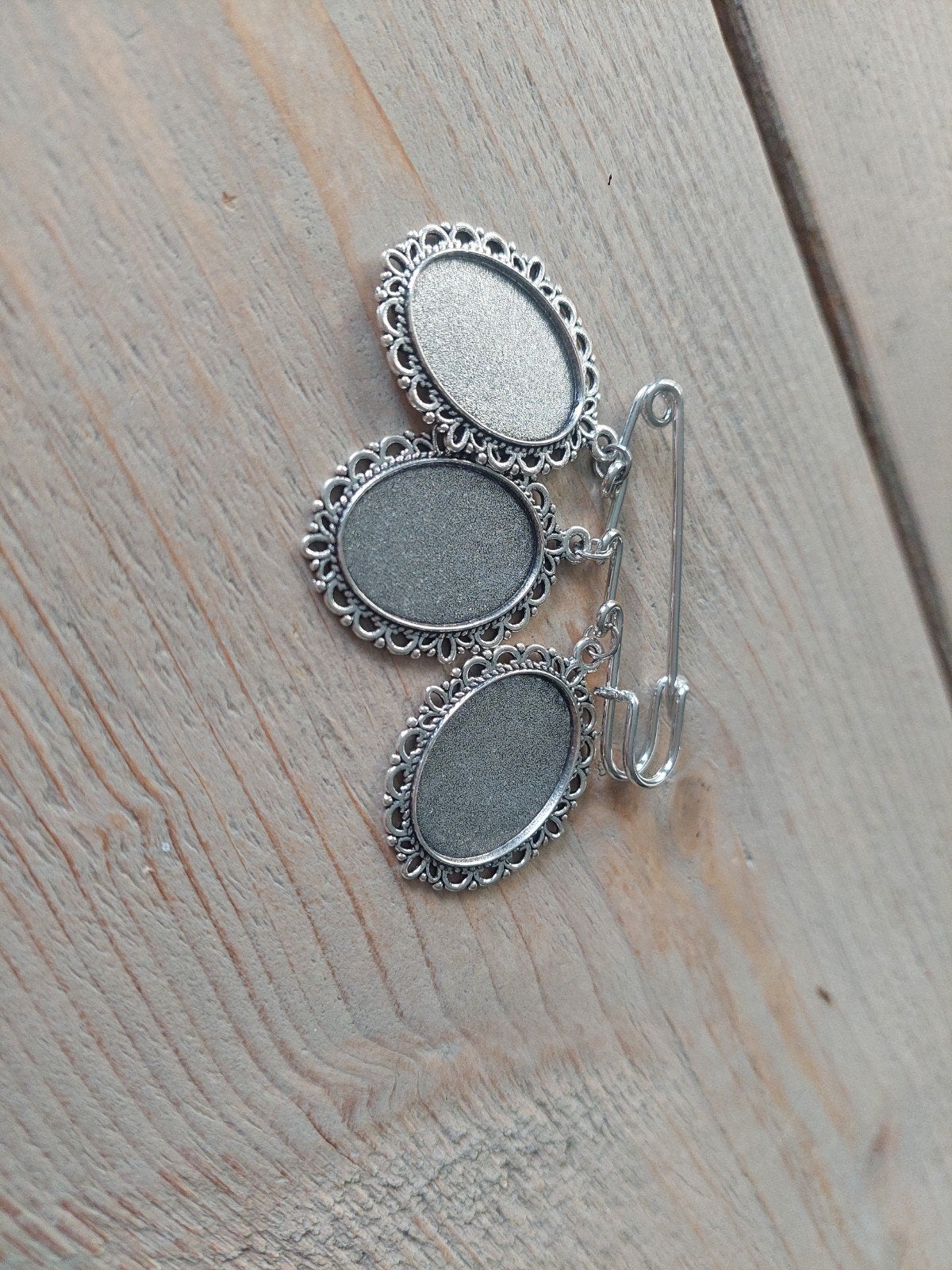 Broche met 3 ovale fotolijstjes, Overige materialen, 4 tot 7 cm, Nieuw, Ophalen of Verzenden