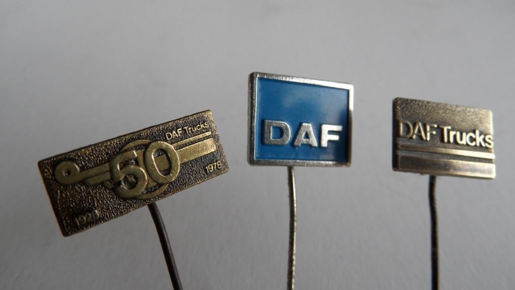 DAF Trucks 50 jaar 1928-1978 speldjes 3 xverschillend,, Verzenden, Gebruikt, Merk, Speldje of Pin