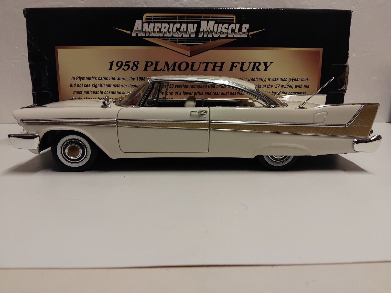 Plymouth Fury 1958 ivory Limited Edition 9996 ERTL 1:18 KRD, Hobby en Vrije tijd, Modelauto's | 1:18, Ophalen of Verzenden, Zo goed als nieuw