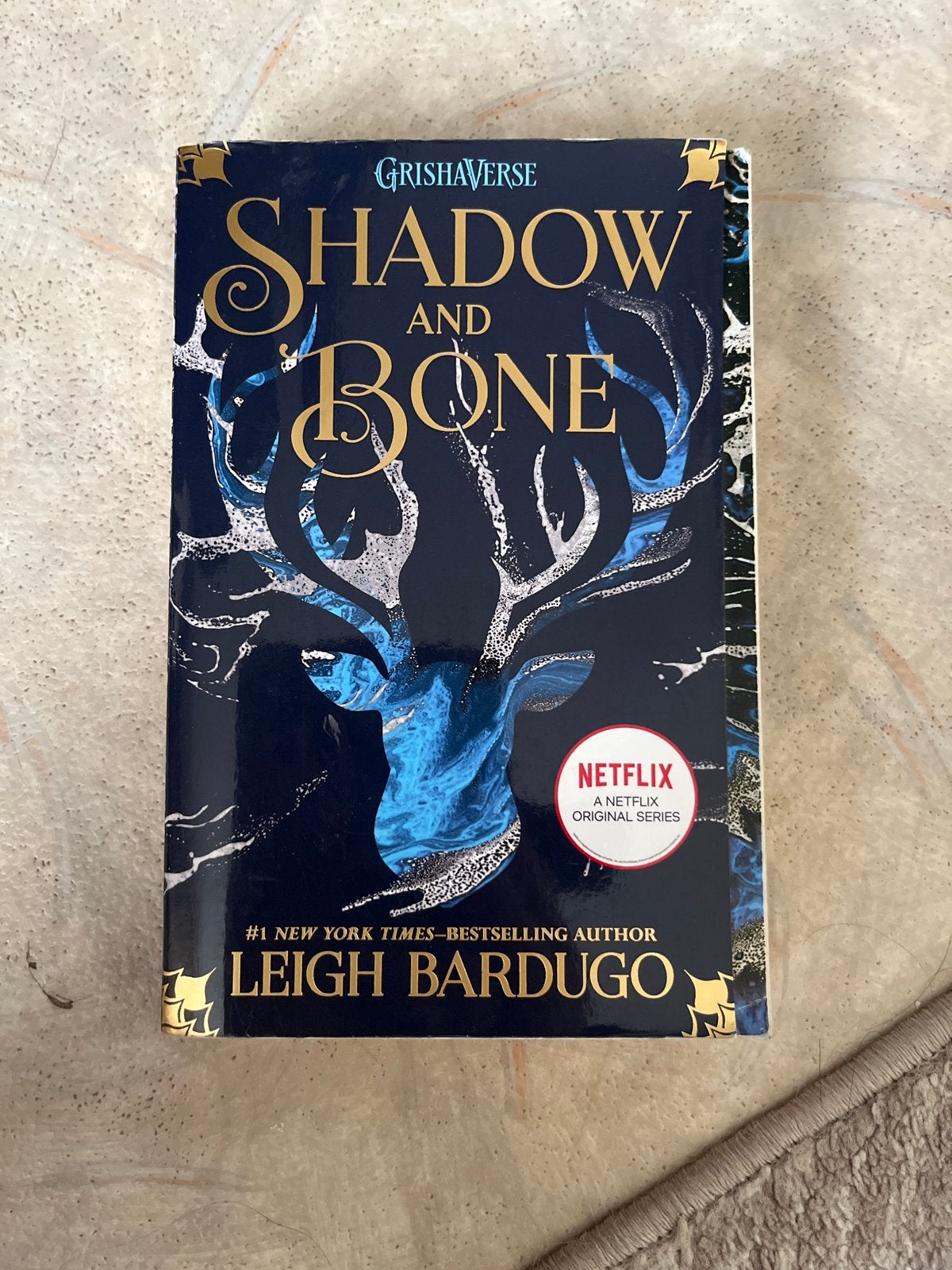 Shadow and Bone - Leigh Bardugo (Grishaverse), Boeken, Fantasy, Ophalen of Verzenden, Nieuw