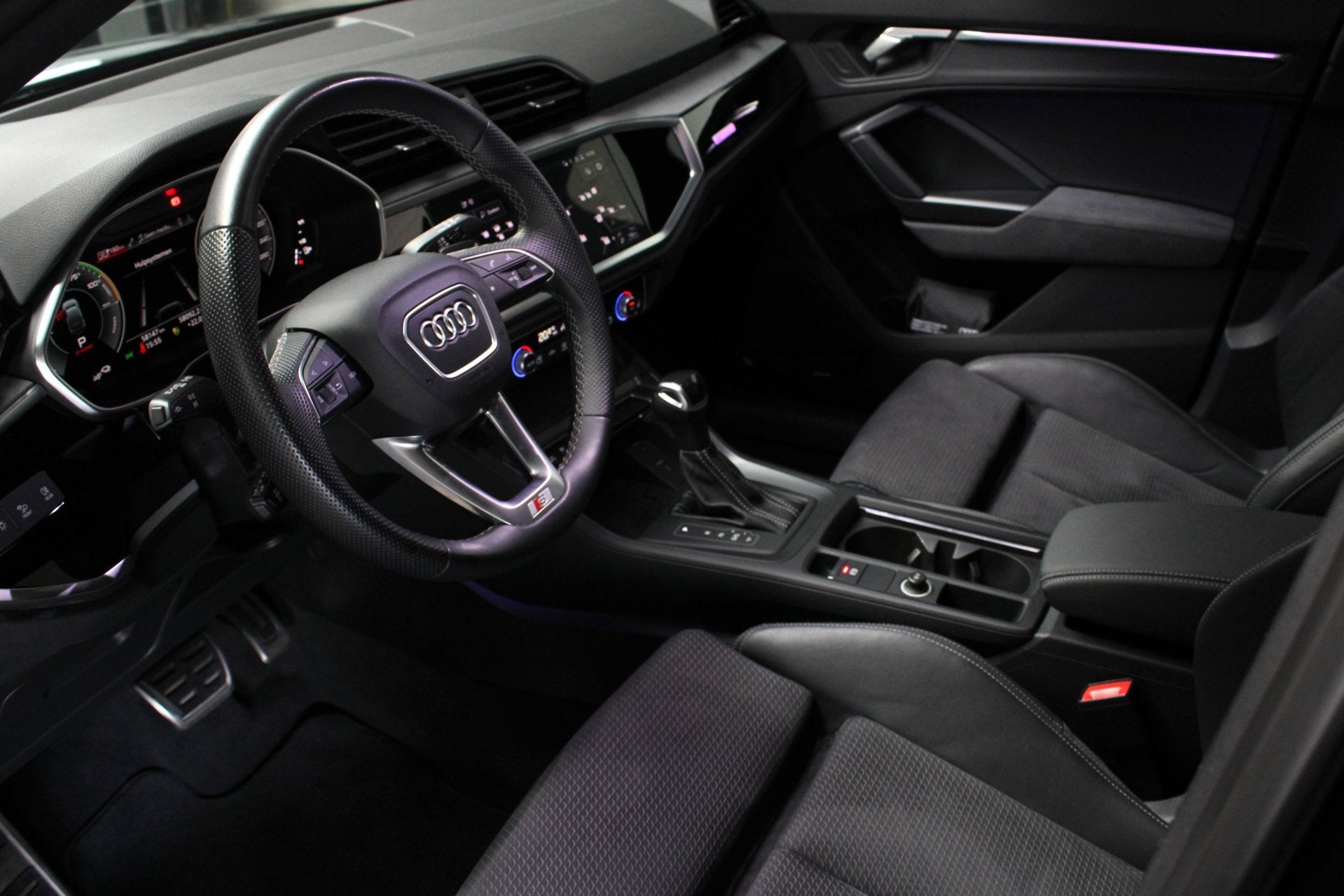 Audi Q3 Sportback 45 TFSI e S Edition 3X S-Line PANO KEYLES, Auto's, Dealer onderhouden, Gebruikt, Met garantie (alle), Leder en Stof