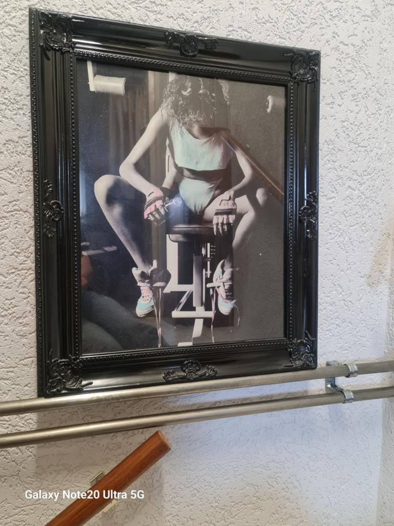 Eigentijdse foto in zwarte barok lijst, Gebruikt, 50 tot 75 cm, Ophalen of Verzenden, Foto of Poster