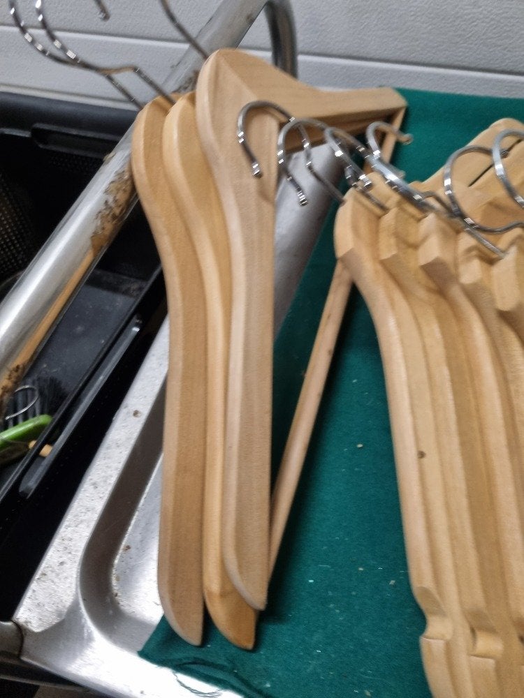 kleerhangers van hout 29 stuks, Kleding | Dames, Kledinghangers, Ophalen of Verzenden, 'T Olde Gre-j, Info@toldegrej.nl, Endepoelstraat 20f Didam