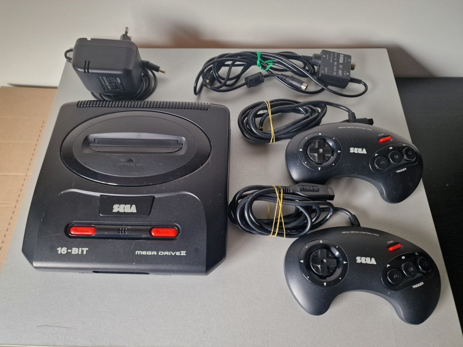 Sega mega drive II inc 2 controllers en game., Spelcomputers en Games, Spelcomputers | Sega, Ophalen of Verzenden, Gebruikt, Met 2 controllers