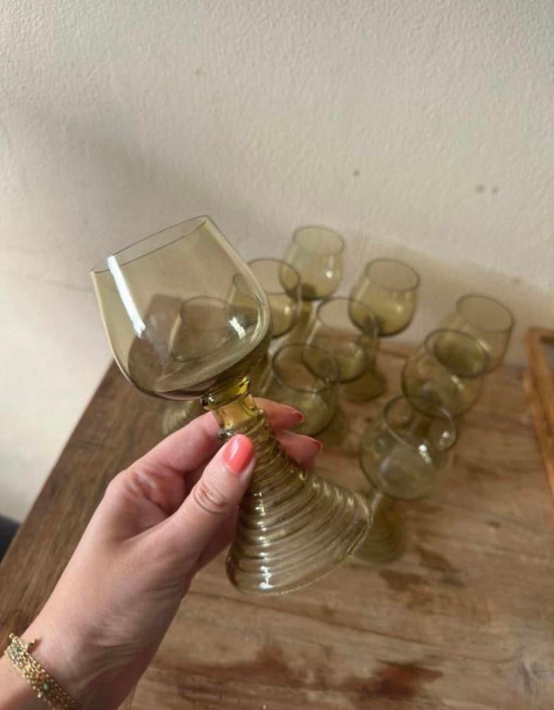 10 vintage wijnglazen van groen glas uit France, Antiek en Kunst, Antiek | Glas en Kristal, Ophalen of Verzenden
